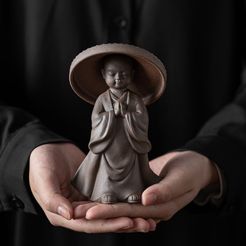 Teesieb aus Keramik mit kleinem braunen Mönch, 8,7 cm, Meditationsornament