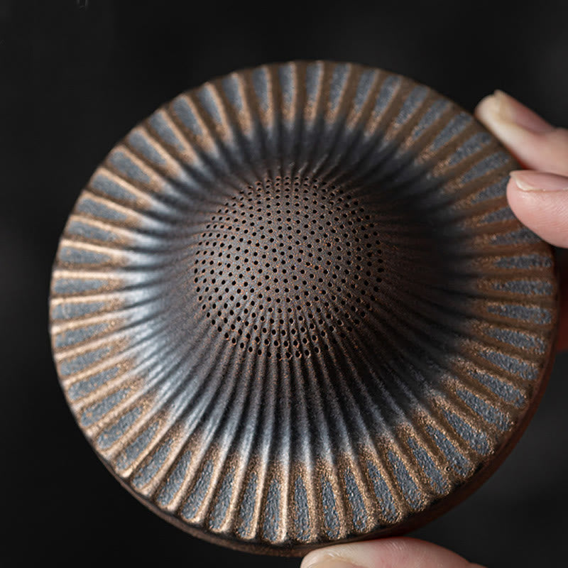 Teesieb aus Keramik mit kleinem braunen Mönch, 8,7 cm, Meditationsornament