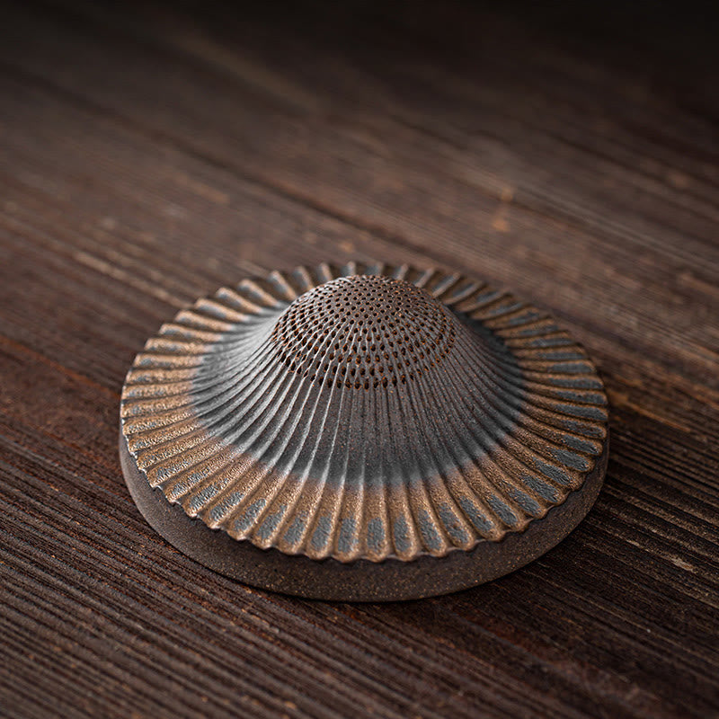 Teesieb aus Keramik mit kleinem braunen Mönch, 8,7 cm, Meditationsornament