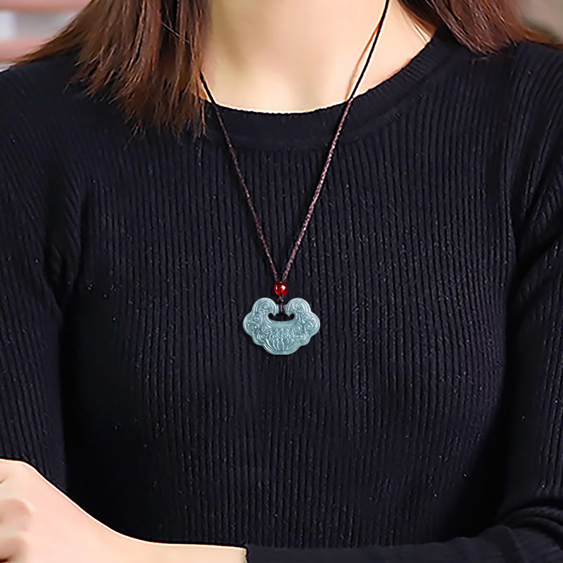 Lotus-geschnitzte Jade-Ruyi-Halskette für Überfluss und Wohlstand