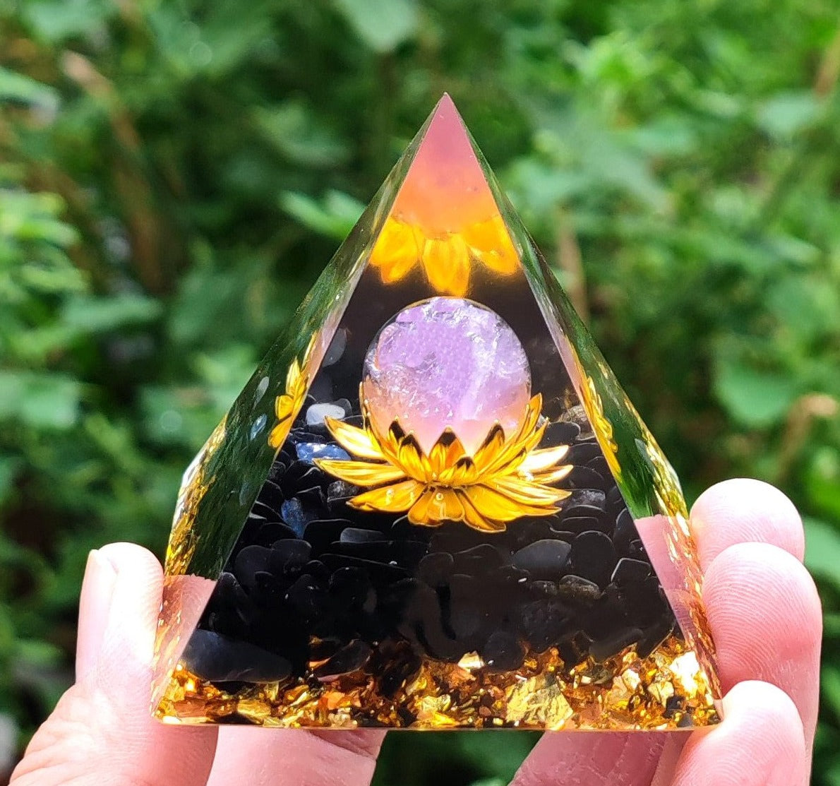Lotus-Kristallkugel-Energiepyramide
