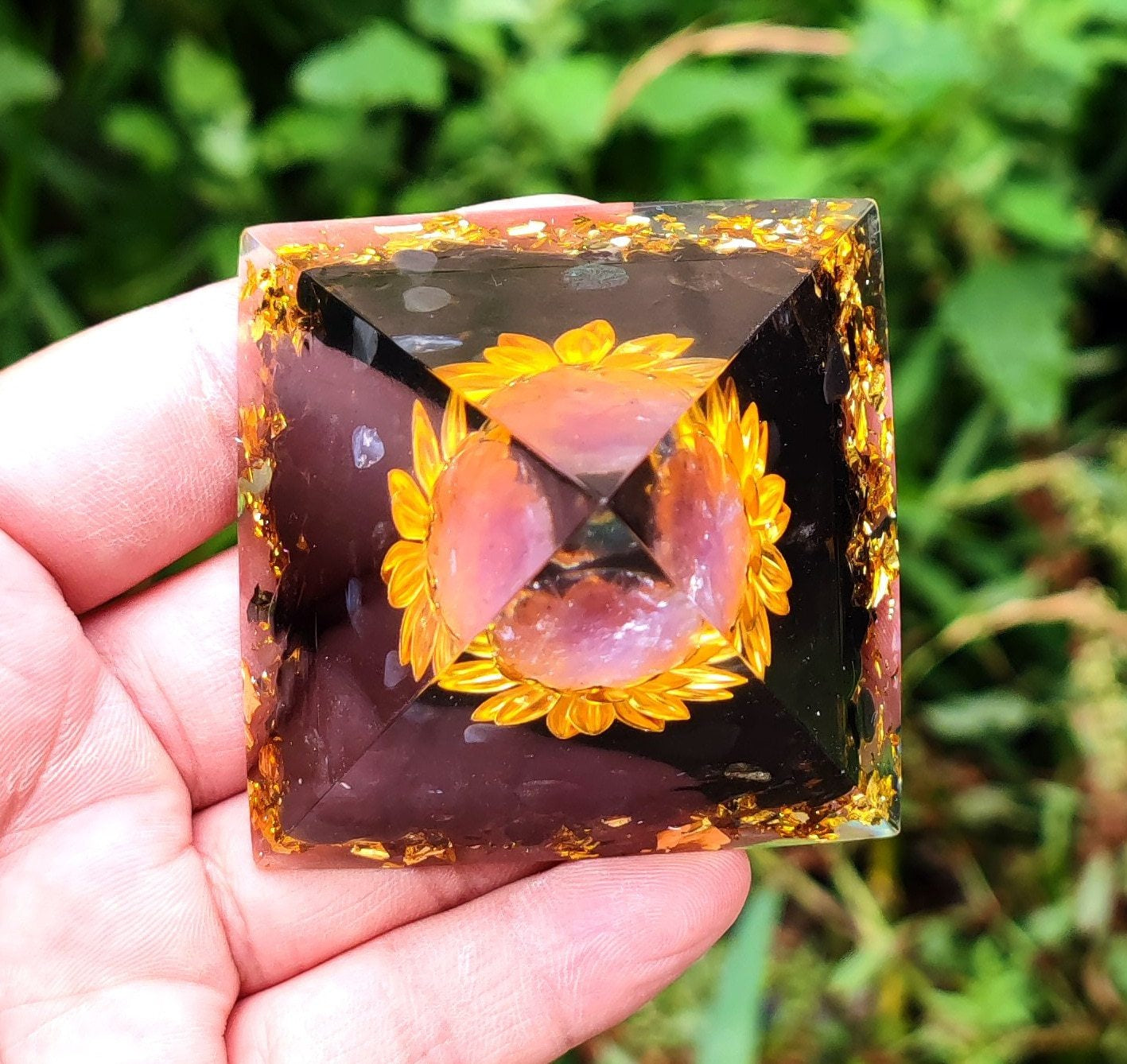 Lotus-Kristallkugel-Energiepyramide