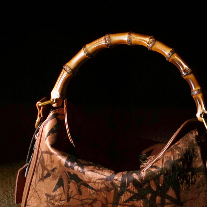 Üppige Xiangyunsha-Umhängetasche aus Seide mit Bambusgriff