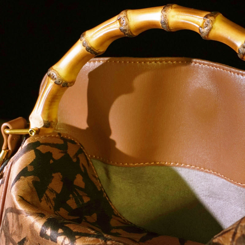 Üppige Xiangyunsha-Umhängetasche aus Seide mit Bambusgriff