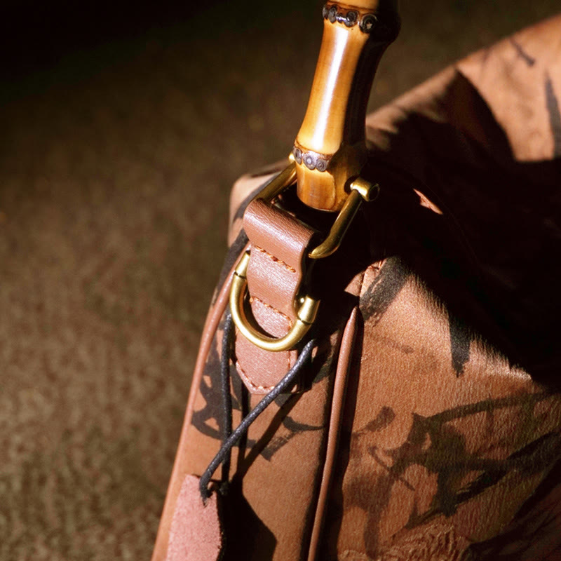 Üppige Xiangyunsha-Umhängetasche aus Seide mit Bambusgriff