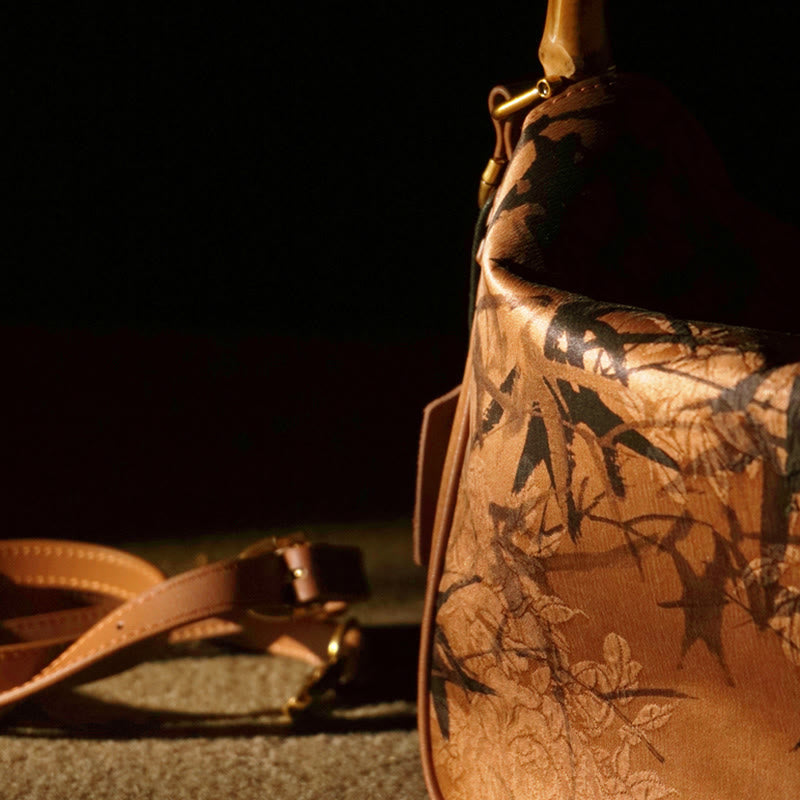 Üppige Xiangyunsha-Umhängetasche aus Seide mit Bambusgriff