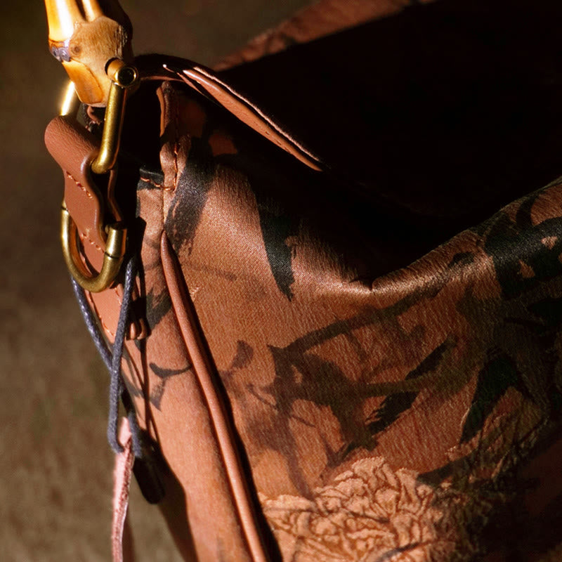 Üppige Xiangyunsha-Umhängetasche aus Seide mit Bambusgriff