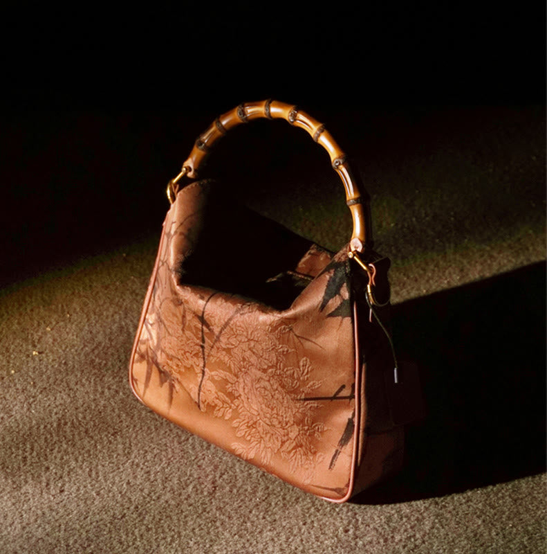 Üppige Xiangyunsha-Umhängetasche aus Seide mit Bambusgriff