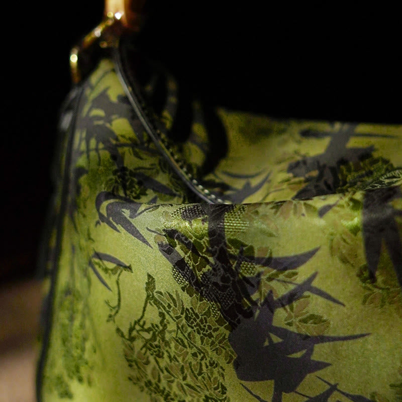 Üppige Xiangyunsha-Umhängetasche aus Seide mit Bambusgriff