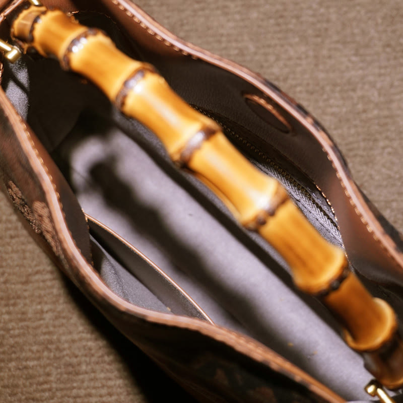 Üppige Xiangyunsha-Umhängetasche aus Seide mit Bambusgriff