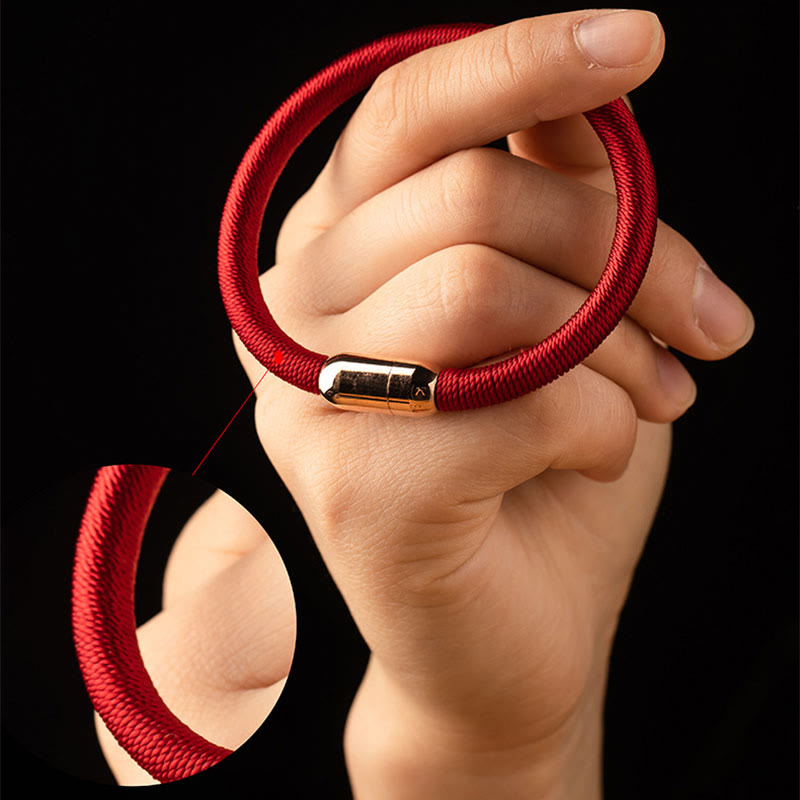 Schutzarmband mit roter Schnur und Magnetschnalle und King Kong-Knoten