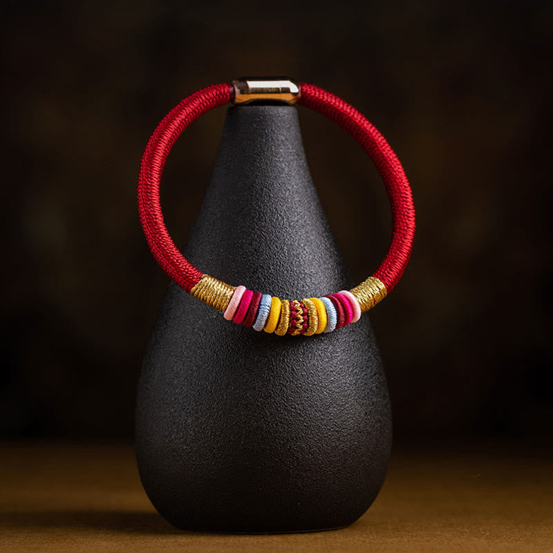 Schutzarmband mit roter Schnur und Magnetschnalle und King Kong-Knoten