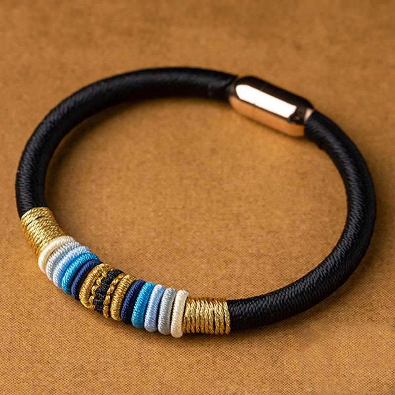Schutzarmband mit roter Schnur und Magnetschnalle und King Kong-Knoten