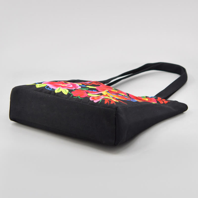 Canvas-Tasche mit Elster-Stickerei und Pfingstrosen- und Chrysanthemenblüten