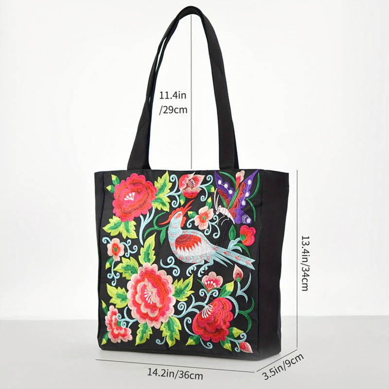 Canvas-Tasche mit Elster-Stickerei und Pfingstrosen- und Chrysanthemenblüten