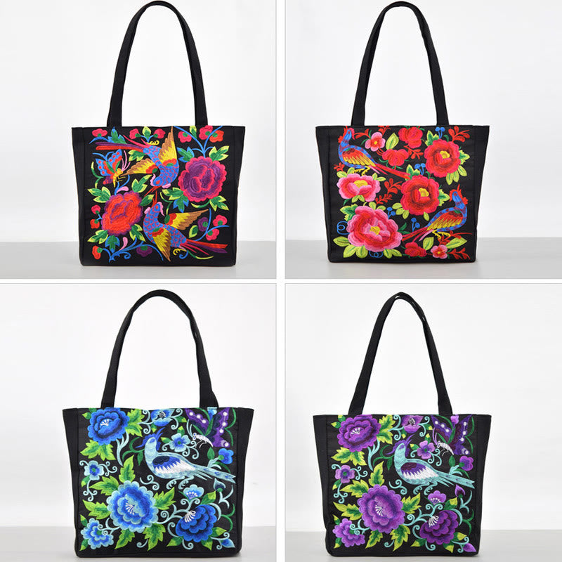 Canvas-Tasche mit Elster-Stickerei und Pfingstrosen- und Chrysanthemenblüten
