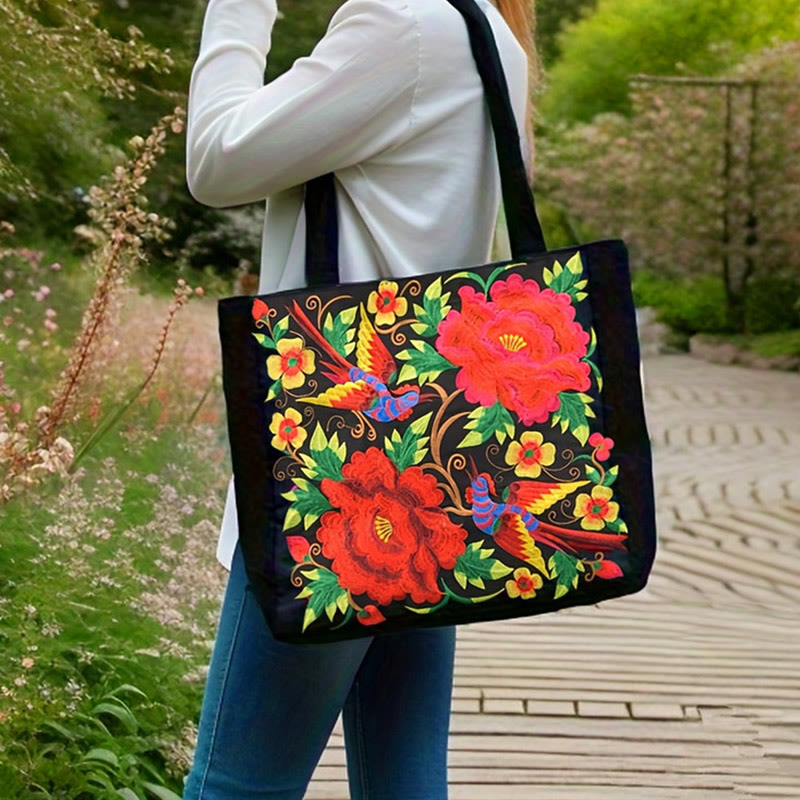 Canvas-Tasche mit Elster-Stickerei und Pfingstrosen- und Chrysanthemenblüten