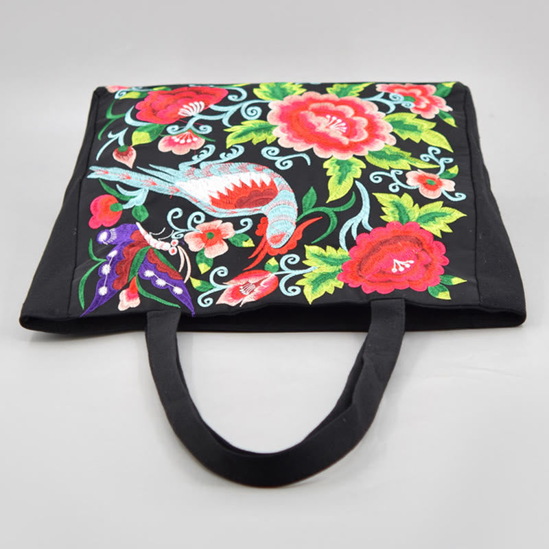 Canvas-Tasche mit Elster-Stickerei und Pfingstrosen- und Chrysanthemenblüten