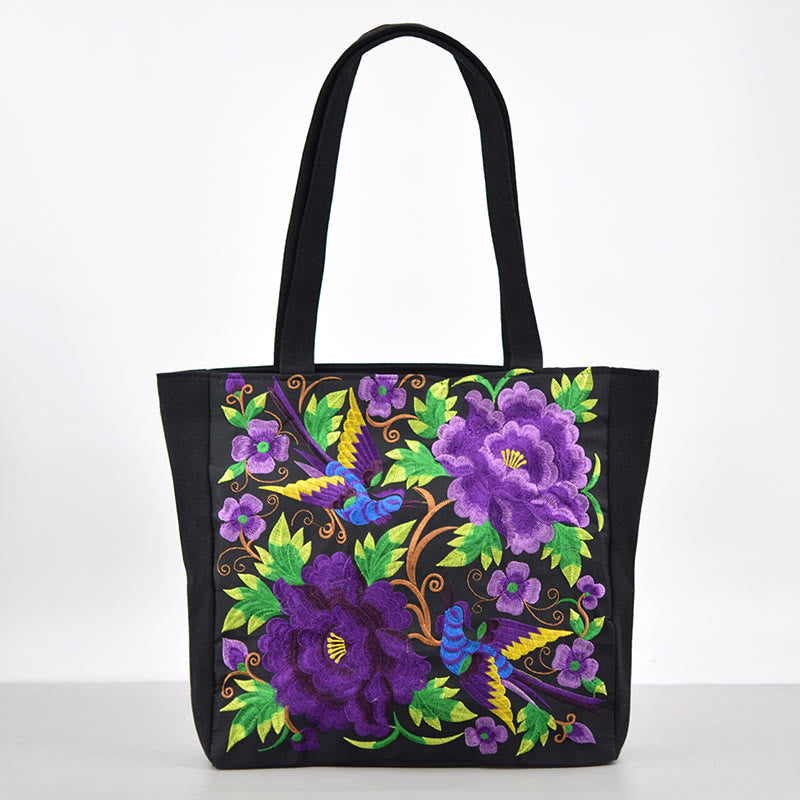 Canvas-Tasche mit Elster-Stickerei und Pfingstrosen- und Chrysanthemenblüten