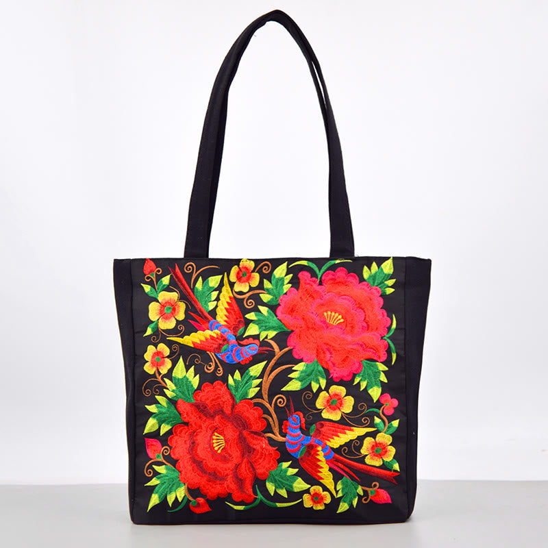 Canvas-Tasche mit Elster-Stickerei und Pfingstrosen- und Chrysanthemenblüten