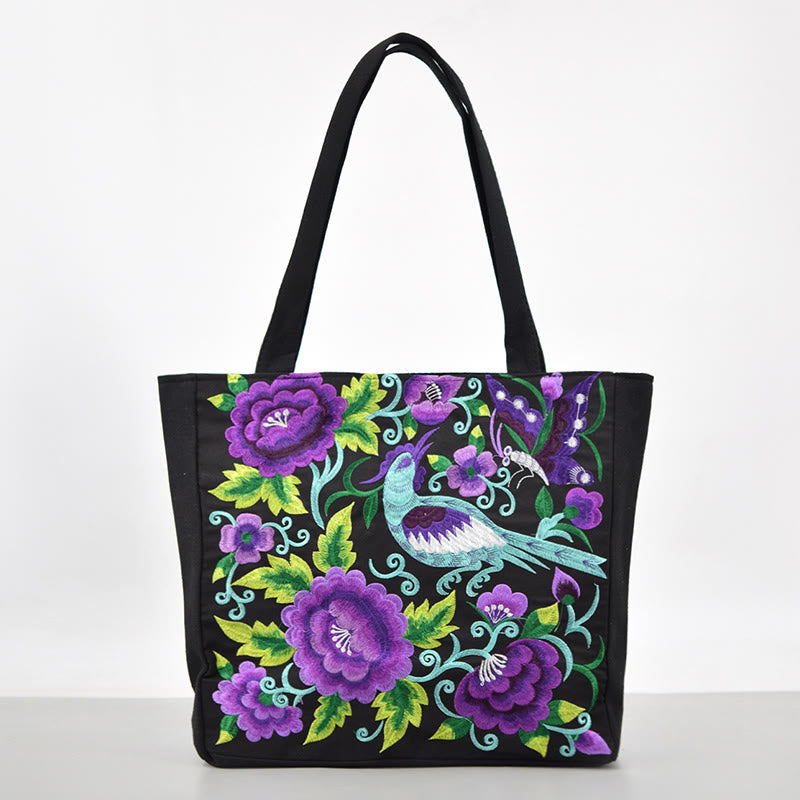 Canvas-Tasche mit Elster-Stickerei und Pfingstrosen- und Chrysanthemenblüten