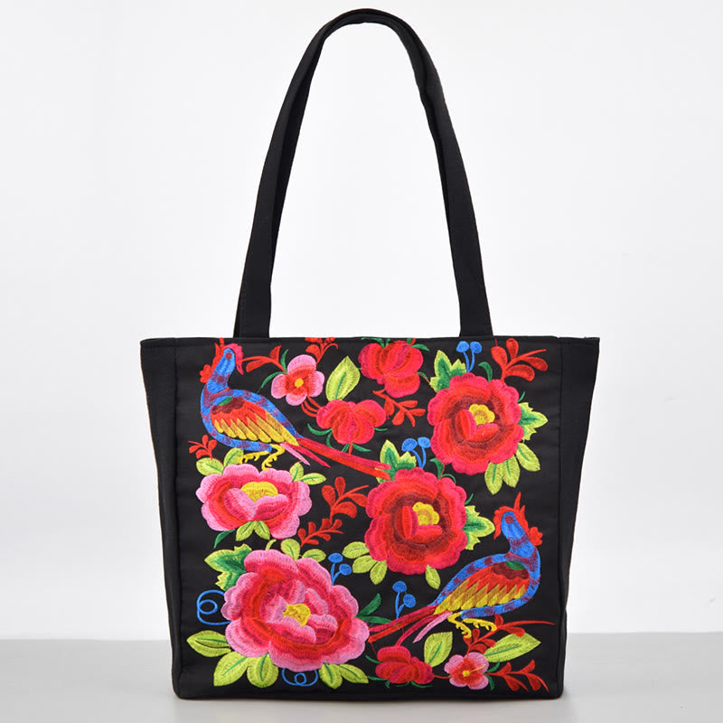 Canvas-Tasche mit Elster-Stickerei und Pfingstrosen- und Chrysanthemenblüten