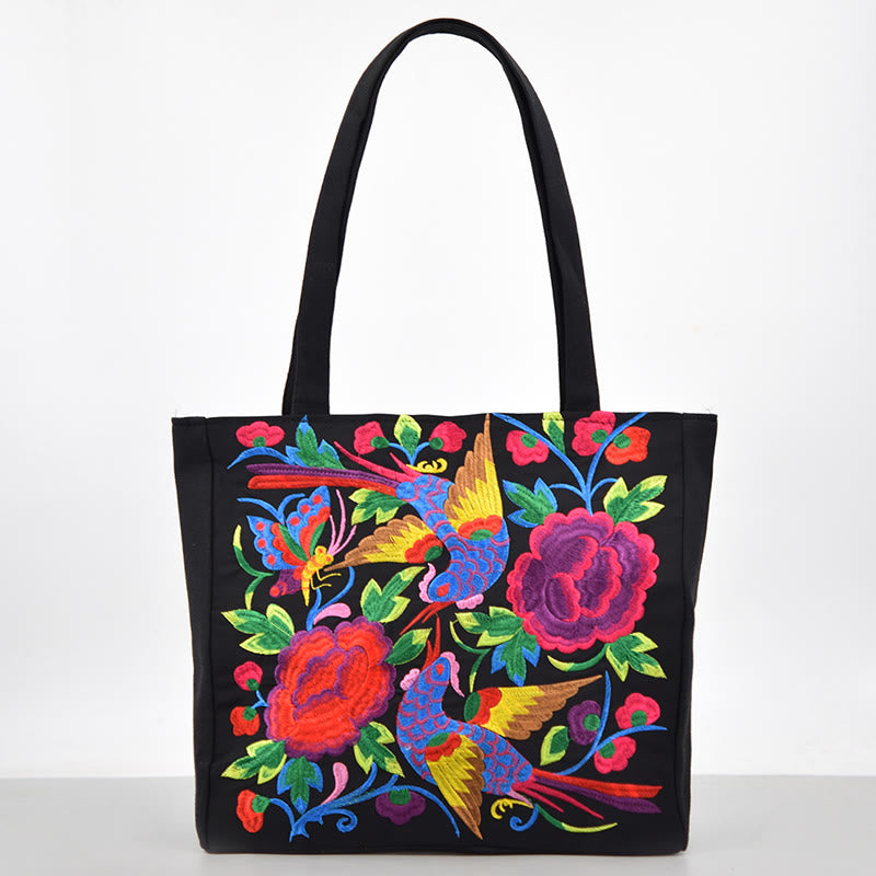 Canvas-Tasche mit Elster-Stickerei und Pfingstrosen- und Chrysanthemenblüten