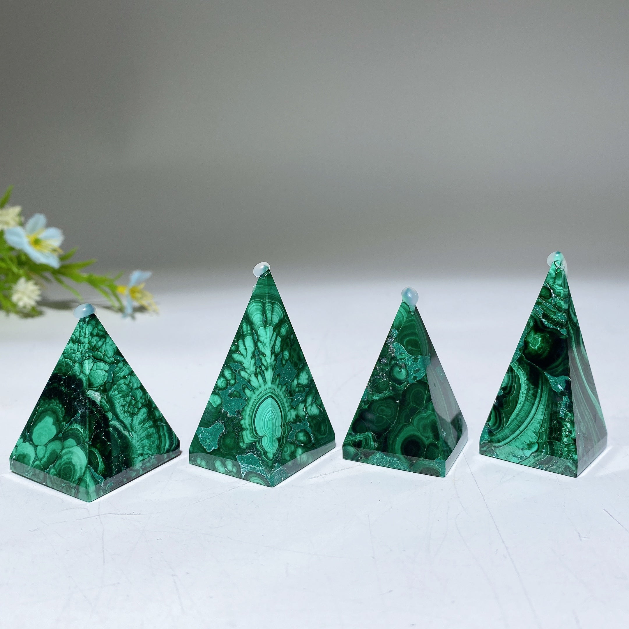 Malachit-Kristall-Pyramidenschnitzerei, 3,6–5,1 cm, Heilstein