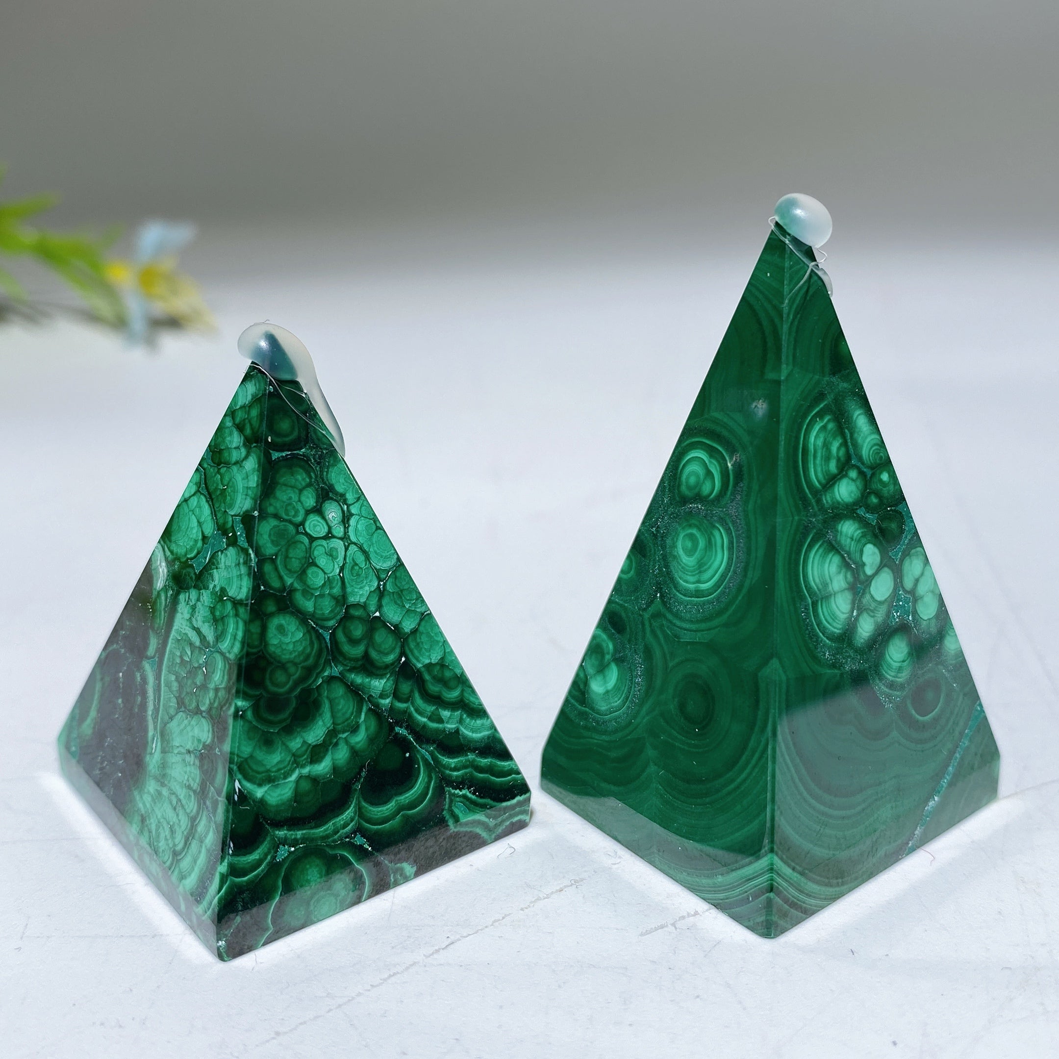 Malachit-Kristall-Pyramidenschnitzerei, 3,6–5,1 cm, Heilstein