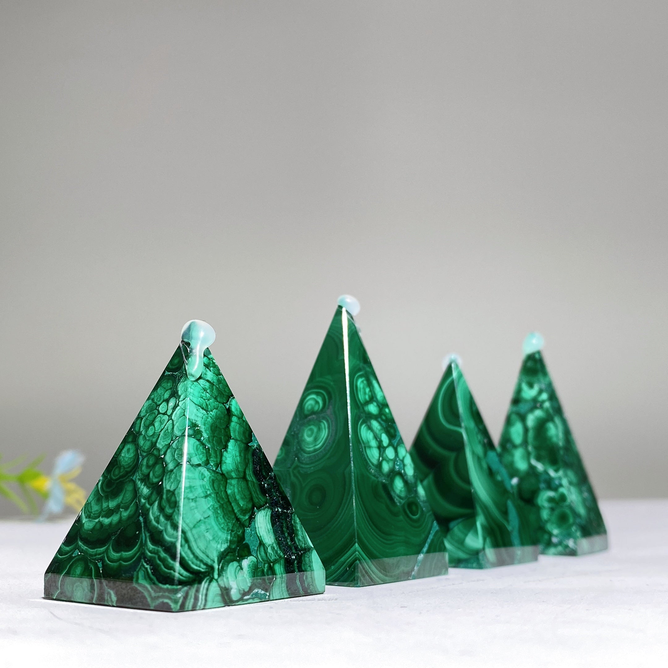 Malachit-Kristall-Pyramidenschnitzerei, 3,6–5,1 cm, Heilstein