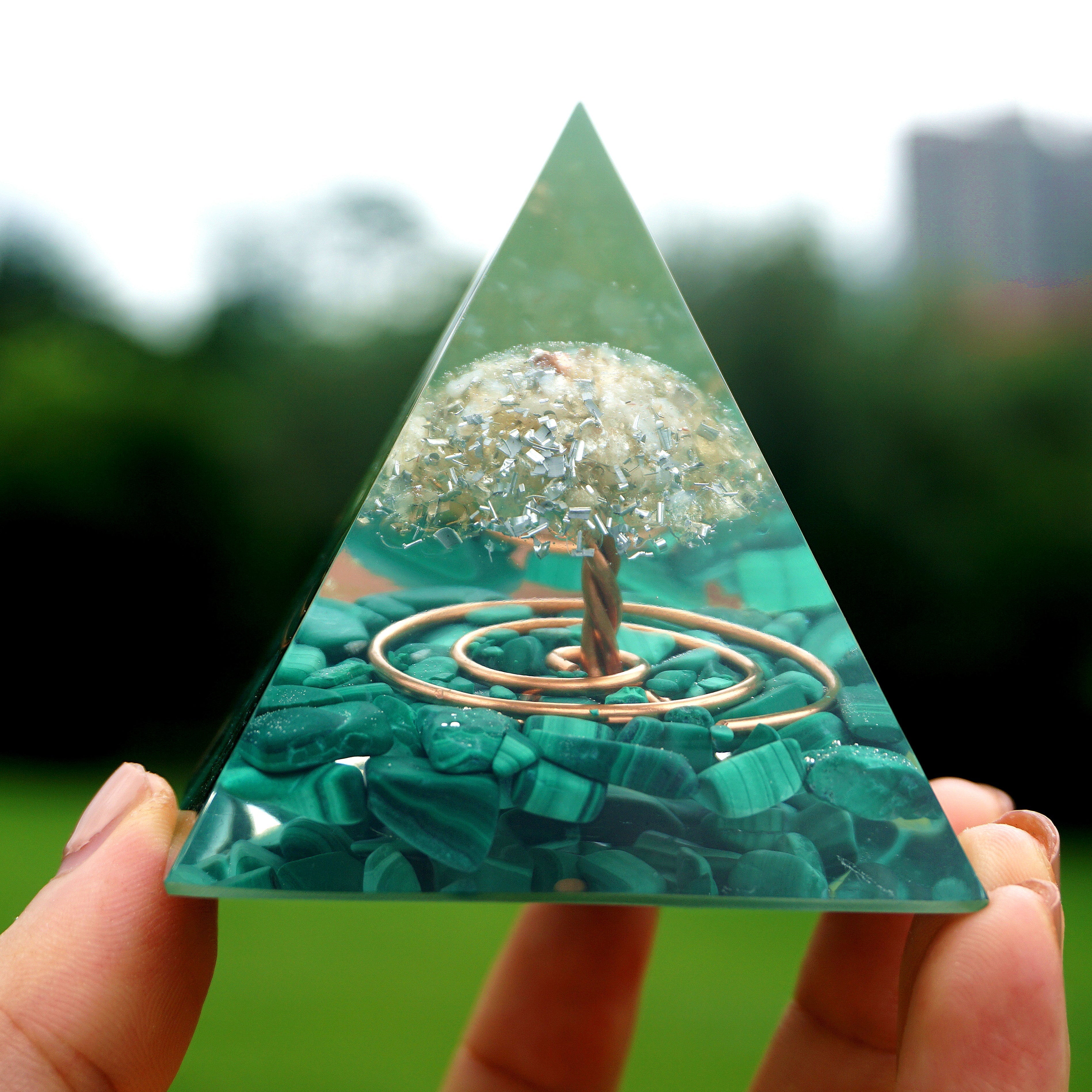 Manifestierende magische Malachitpyramide zur Meditation
