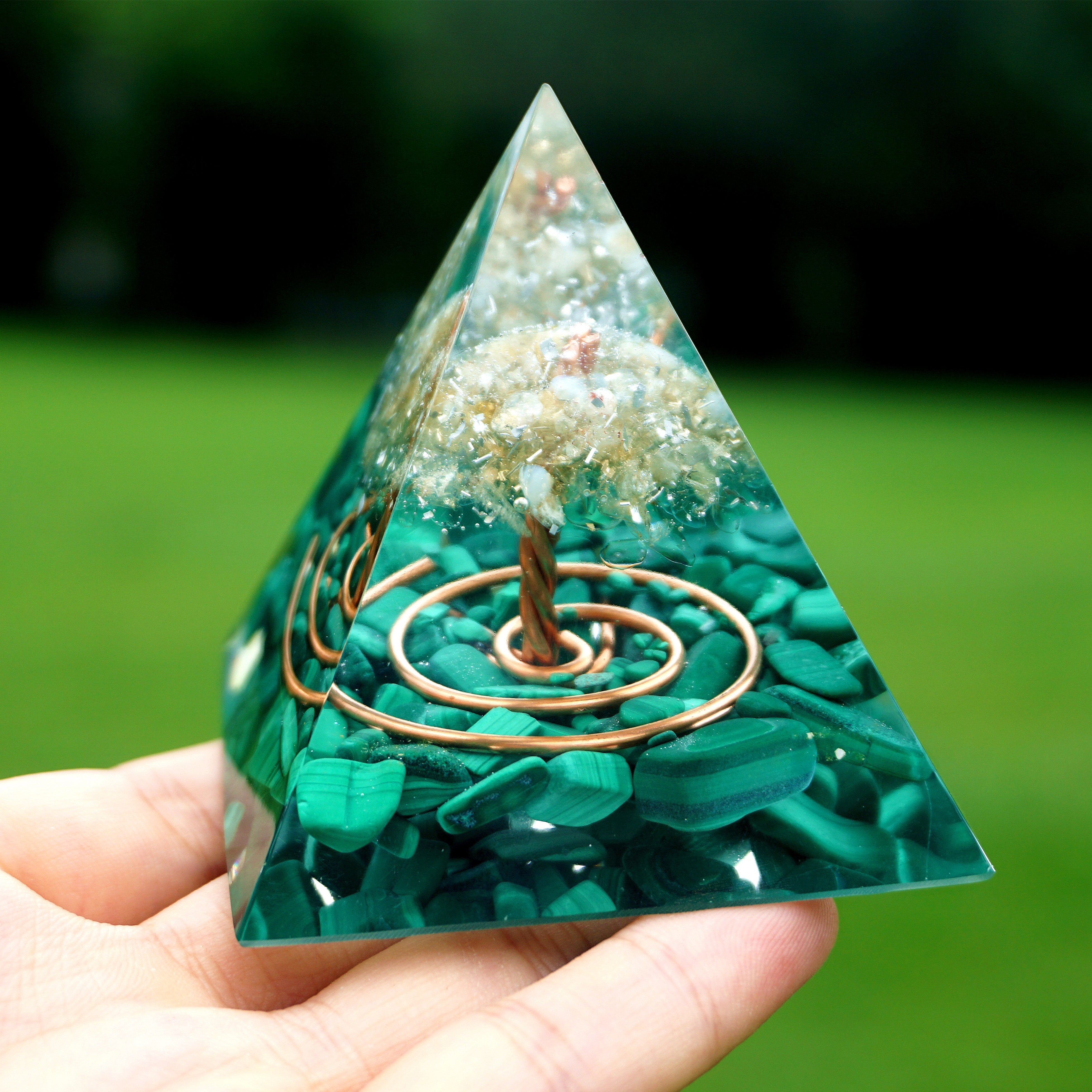 Manifestierende magische Malachitpyramide zur Meditation
