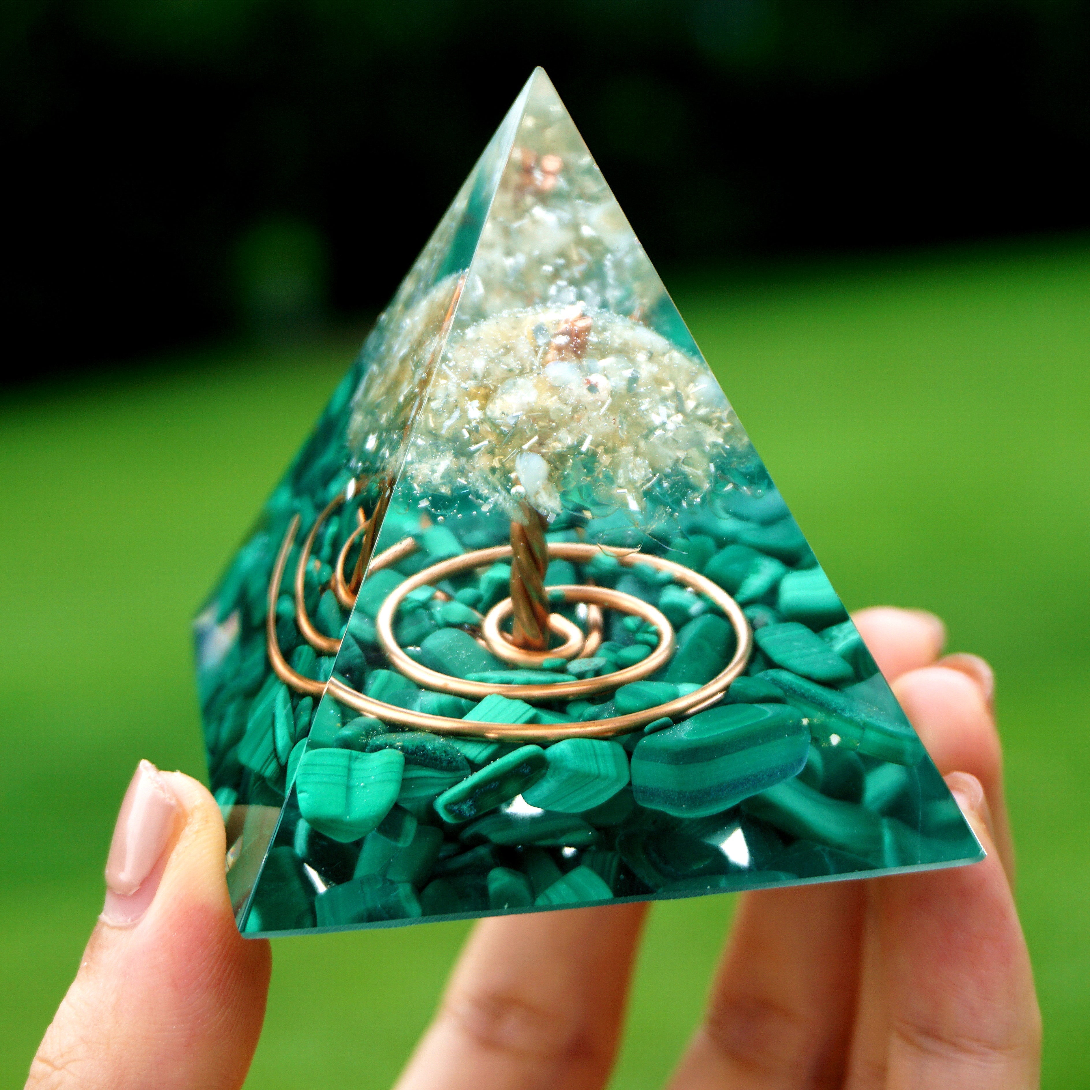 Manifestierende magische Malachitpyramide