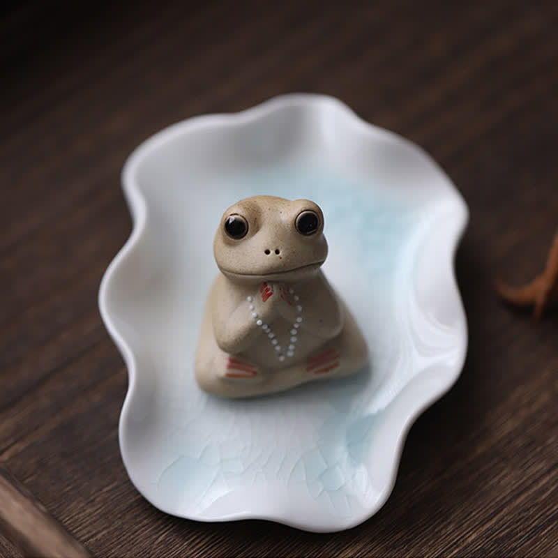 Meditierende kleine Froschstatue aus Keramik für ein ruhiges Zen-Dekor