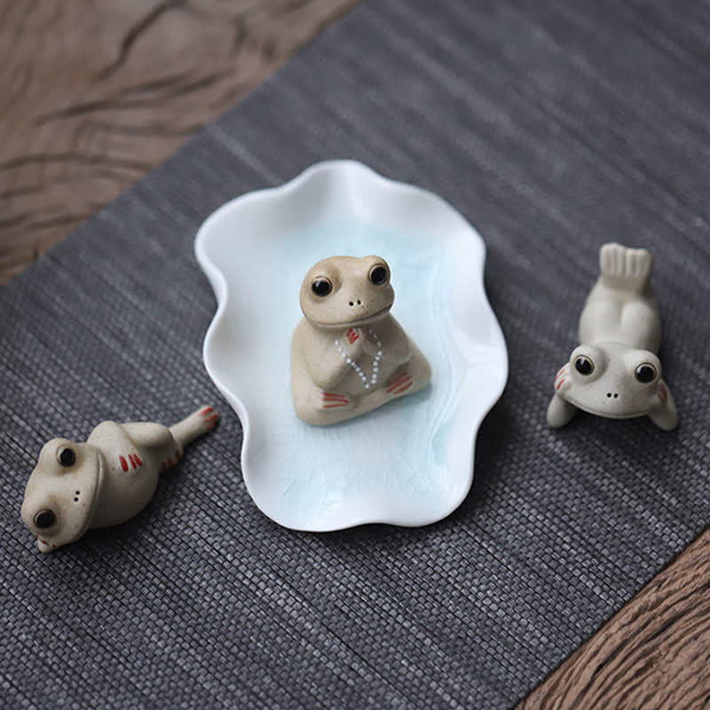 Meditierende kleine Froschstatue aus Keramik für ein ruhiges Zen-Dekor