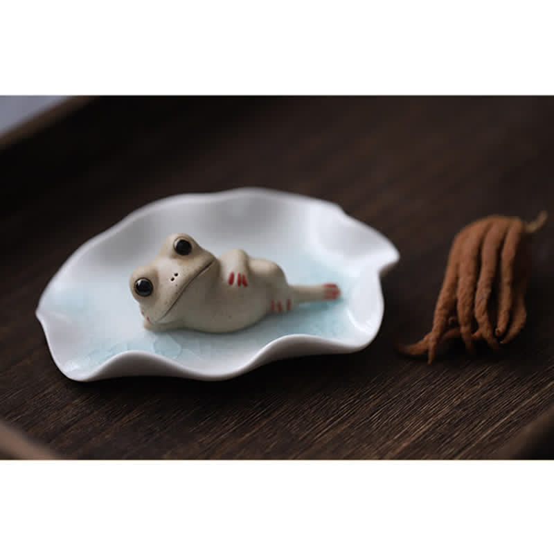 Meditierende kleine Froschstatue aus Keramik für ein ruhiges Zen-Dekor