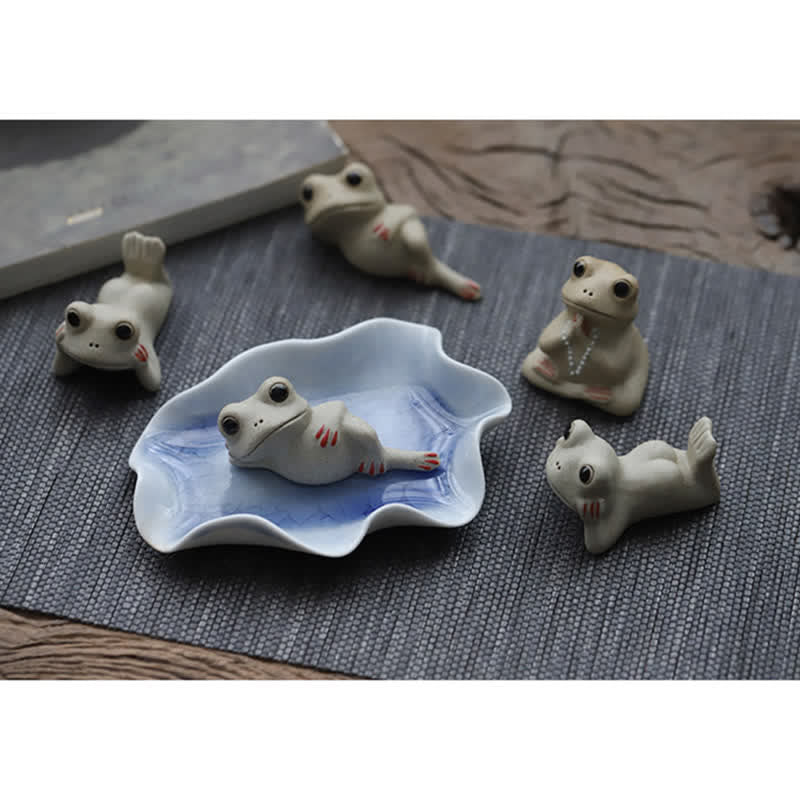 Meditierende kleine Froschstatue aus Keramik für ein ruhiges Zen-Dekor