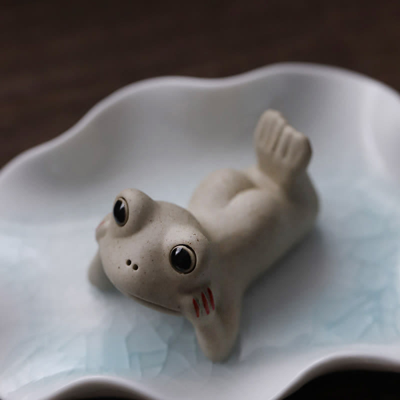 Meditierende kleine Froschstatue aus Keramik für ein ruhiges Zen-Dekor