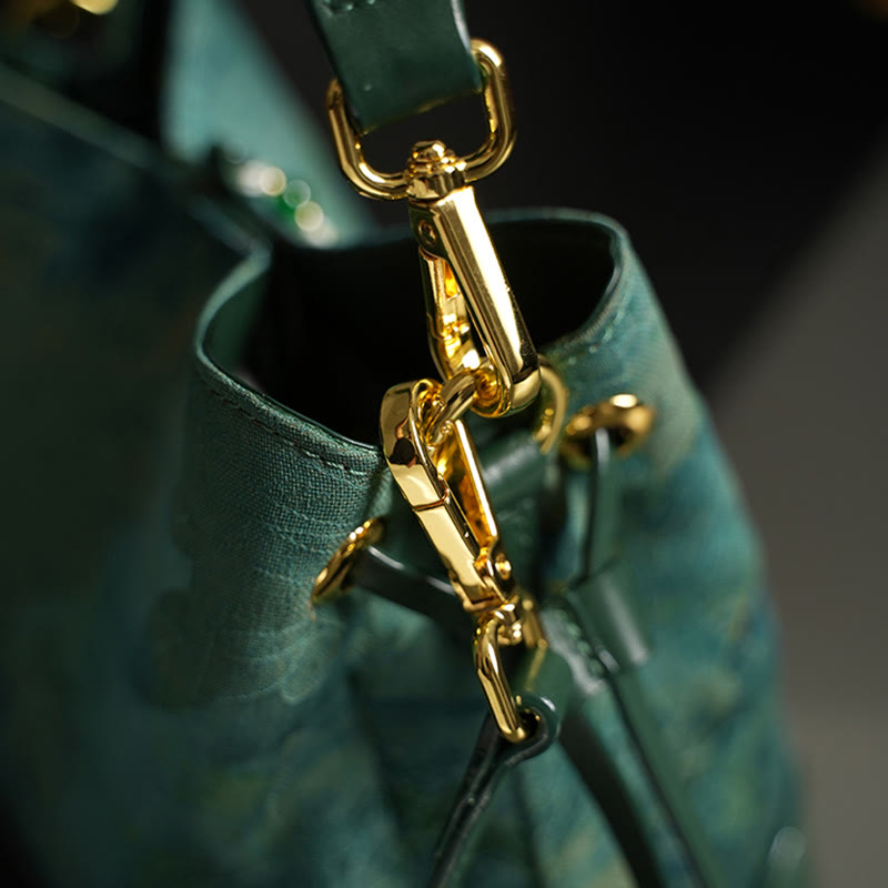 Mittelgroße, meergrüne Xiangyunsha-Umhängetasche aus Seide mit spiritueller Quaste