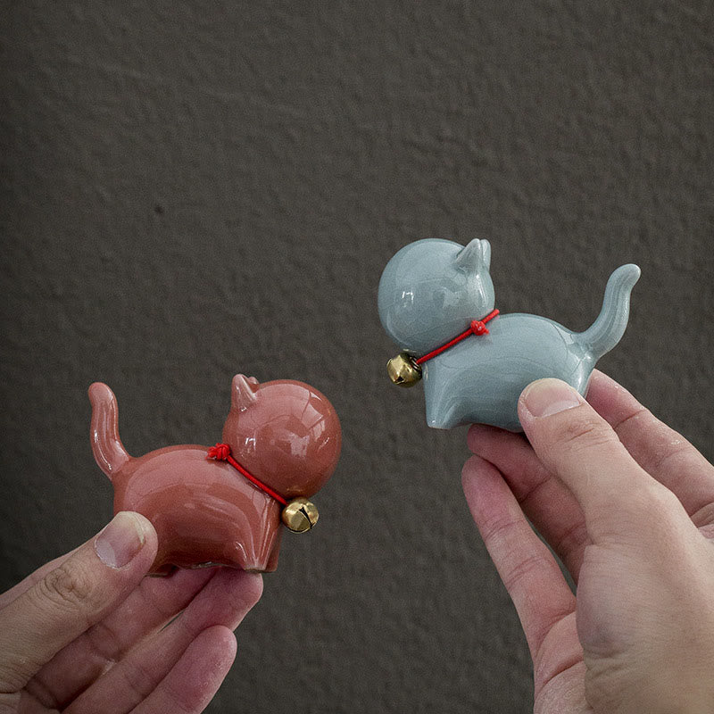 Mini-Glücksglocken-Katzenfigur aus Keramik für den Schreibtisch zu Hause