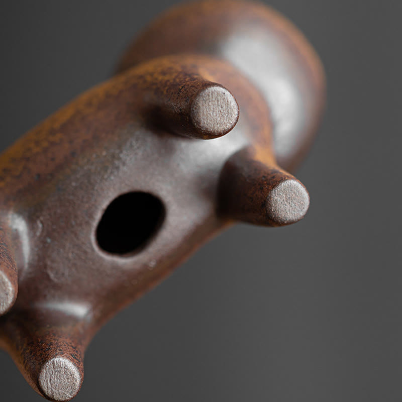 Mini-Stehfiguren aus Keramik in Form einer Katze und eines Feng-Shui-Frosches für die Inneneinrichtung