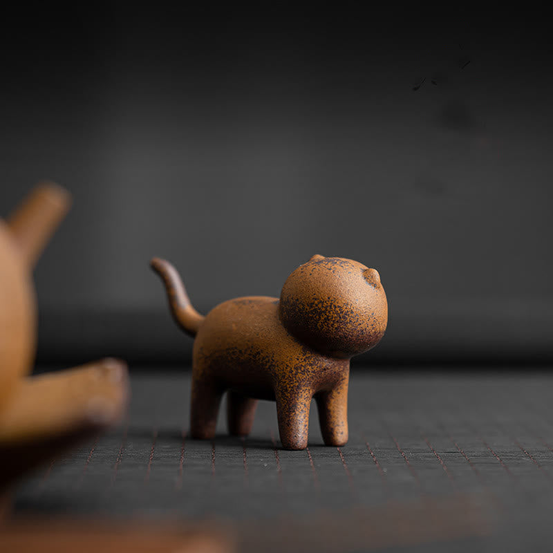 Mini-Stehfiguren aus Keramik in Form einer Katze und eines Feng-Shui-Frosches für die Inneneinrichtung