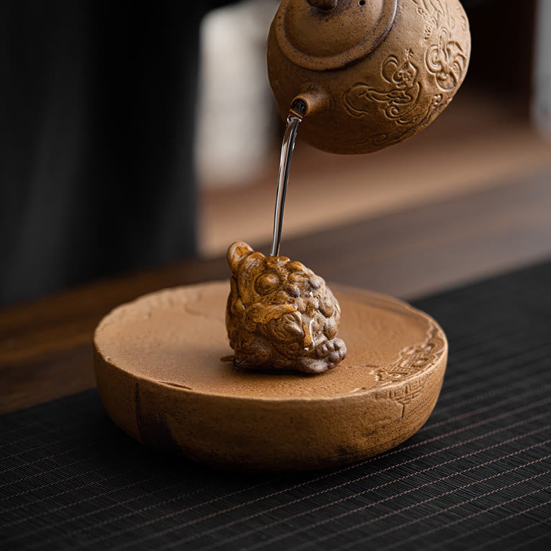 Mini-Stehfiguren aus Keramik in Form einer Katze und eines Feng-Shui-Frosches für die Inneneinrichtung