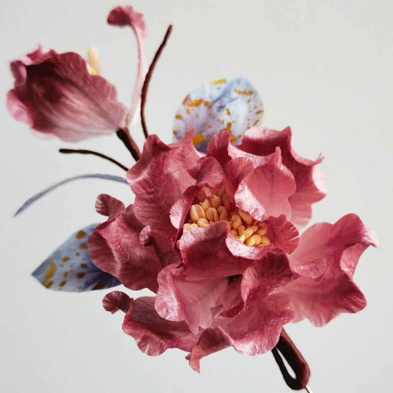 Rote Blumenbrosche aus Maulbeerseide für spirituelle Energie