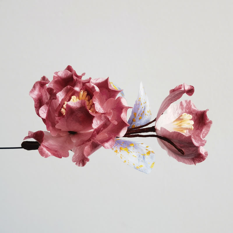 Rote Blumenbrosche aus Maulbeerseide für spirituelle Energie