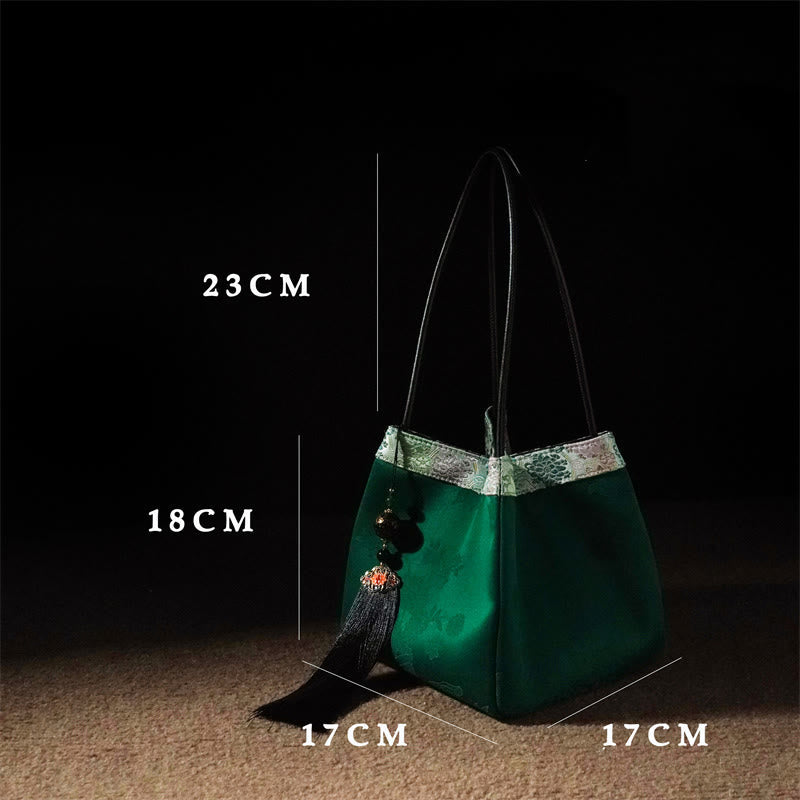 Spirituelle Schultertasche aus bestickter Maulbeerseide und Xiangyunsha-Seide