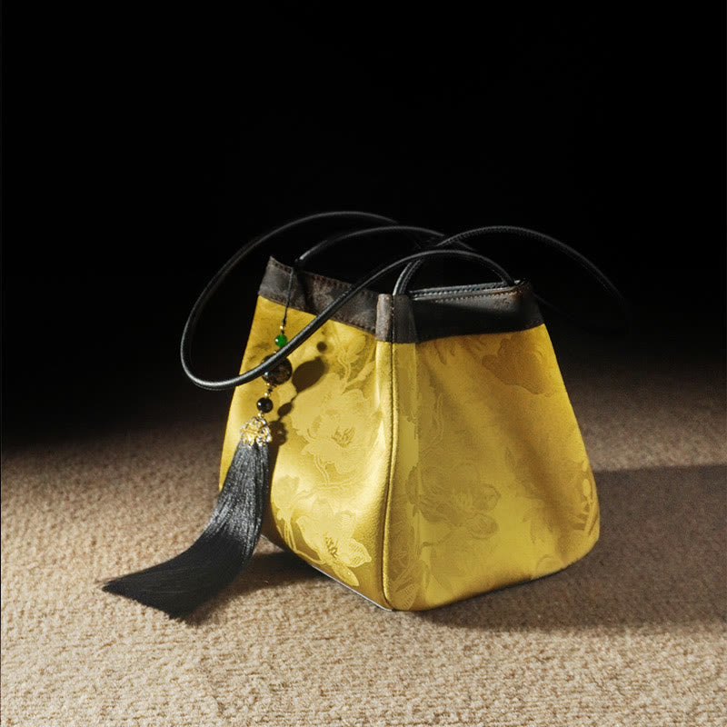 Spirituelle Schultertasche aus bestickter Maulbeerseide und Xiangyunsha-Seide