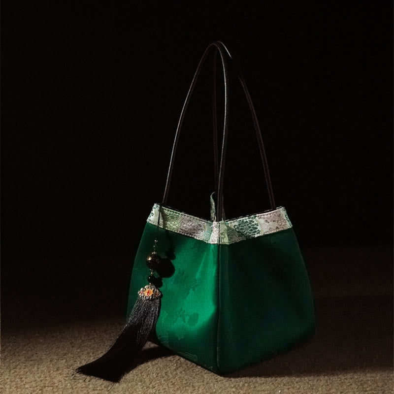 Spirituelle Schultertasche aus bestickter Maulbeerseide und Xiangyunsha-Seide