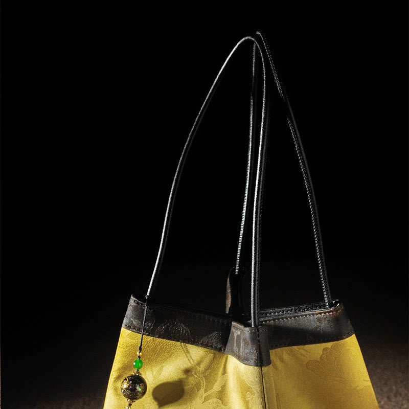 Spirituelle Schultertasche aus bestickter Maulbeerseide und Xiangyunsha-Seide