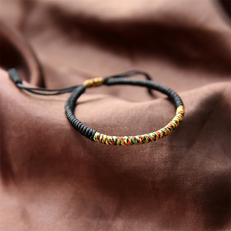 Mehrfarbiges tibetisches King Kong Knoten-Armband mit roter Schnur